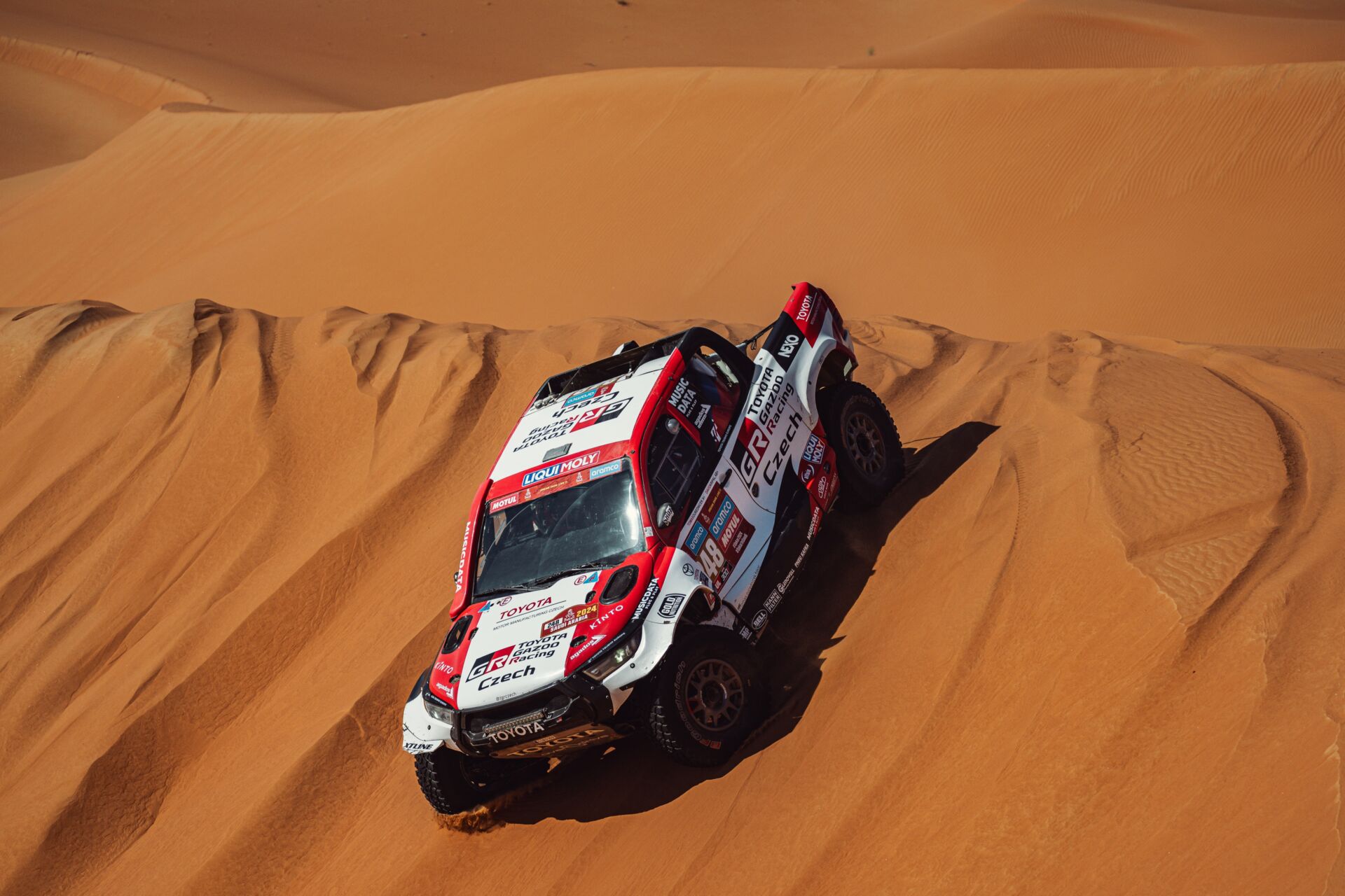 Banální závada nechala českou posádku v nedostupné poušti a prověřila týmové motto „nikdy to nevzdám“ Banální závada nechala českou posádku v nedostupné poušti a prověřila týmové motto „nikdy to nevzdám“