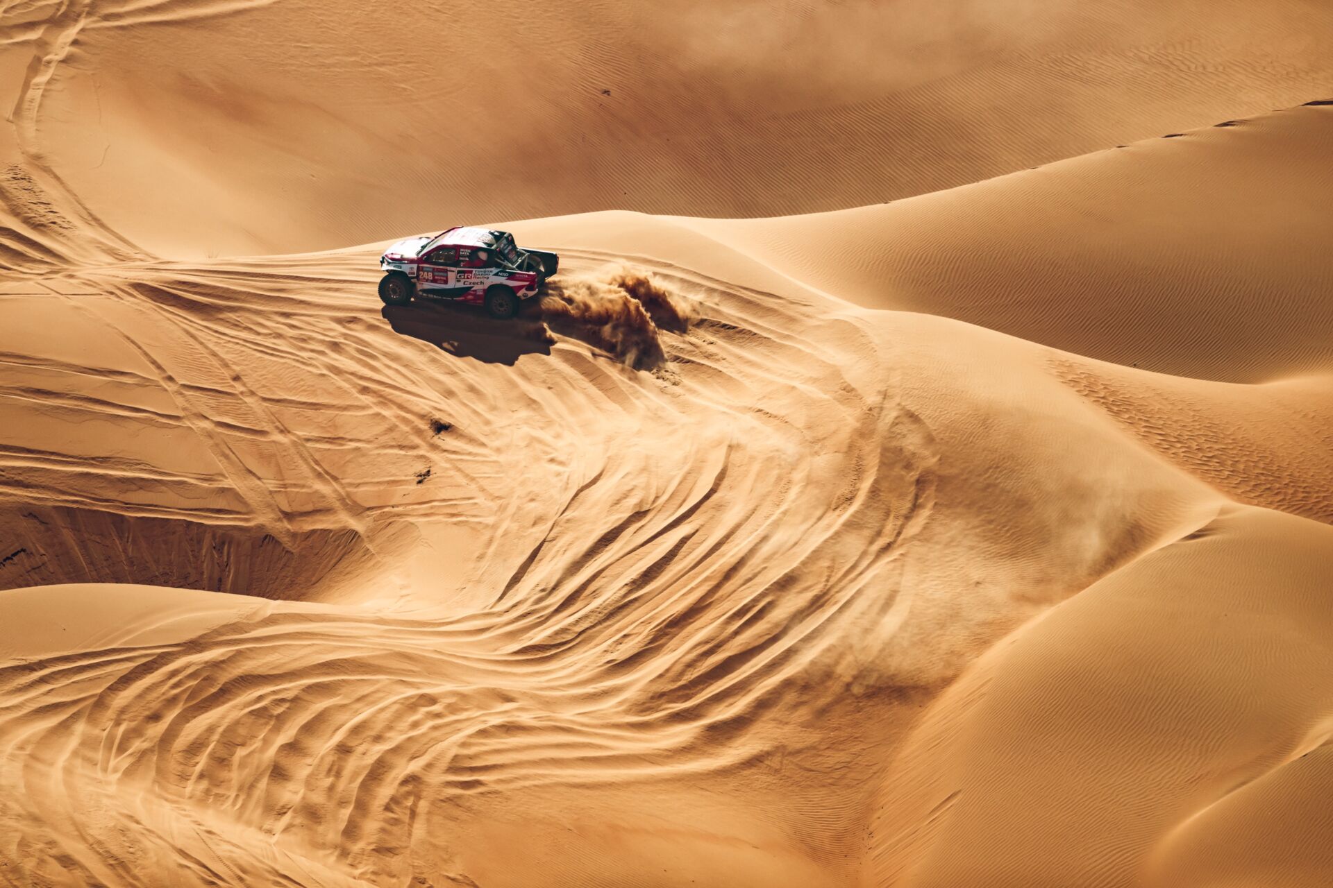Banální závada nechala českou posádku v nedostupné poušti a prověřila týmové motto „nikdy to nevzdám“ Banální závada nechala českou posádku v nedostupné poušti a prověřila týmové motto „nikdy to nevzdám“