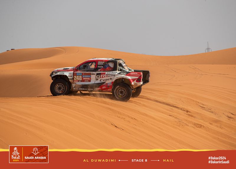 Dakar 2024: Pozitivní den pro českou posádku Toyota Gazoo Racing Czech