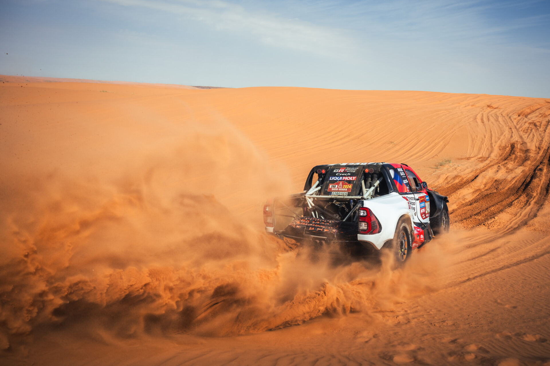 Dakar 2024: Pozitivní den pro českou posádku Toyota Gazoo Racing Czech