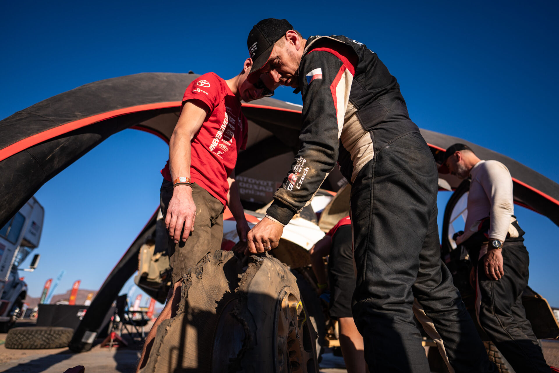 Francouzská posádka narazila do české Toyoty Francouzská posádka narazila do české Toyoty