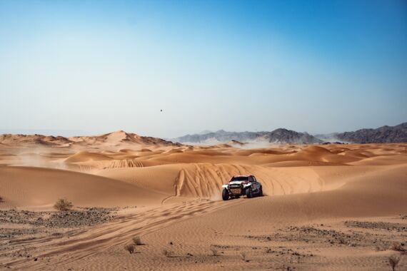 Obrázek galerie Ouředníček s Křípalem se vrátili z Rally Dakar spokojení. Vzdor problémům a zdrcující penalizaci. Opět prověřili své motto „Nikdy to nevzdám“