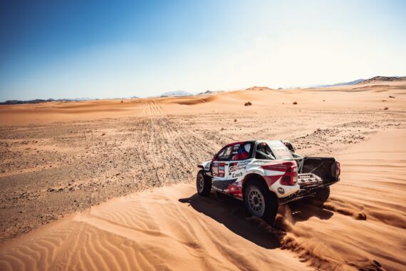 Obrázek galerie Ouředníček s Křípalem se vrátili z Rally Dakar spokojení. Vzdor problémům a zdrcující penalizaci. Opět prověřili své motto „Nikdy to nevzdám“