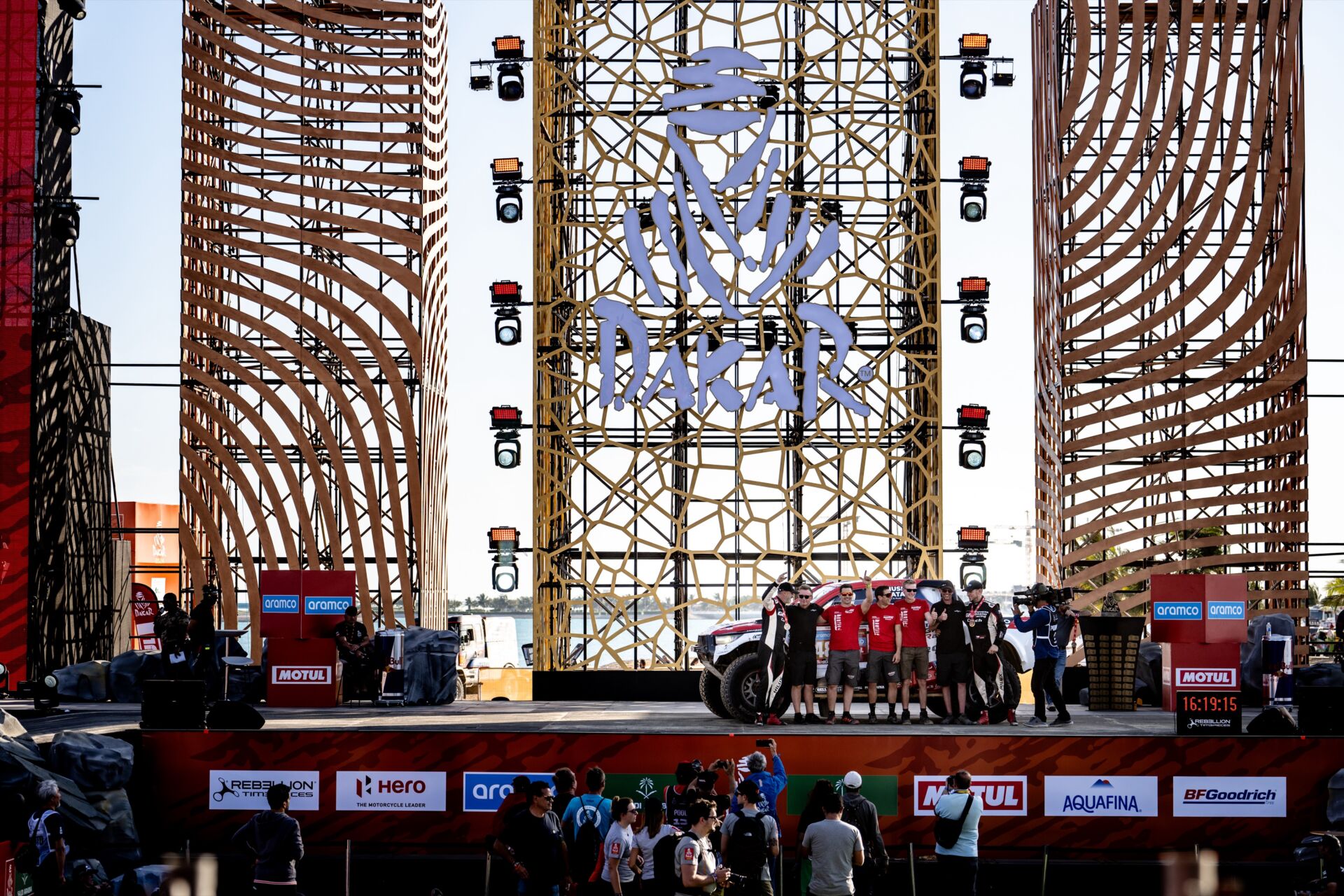 Ouředníček s Křípalem se vrátili z Rally Dakar spokojení. Vzdor problémům a zdrcující penalizaci. Opět prověřili své motto „Nikdy to nevzdám“ Ouředníček s Křípalem se vrátili z Rally Dakar spokojení. Vzdor problémům a zdrcující penalizaci. Opět prověřili své motto „Nikdy to nevzdám“