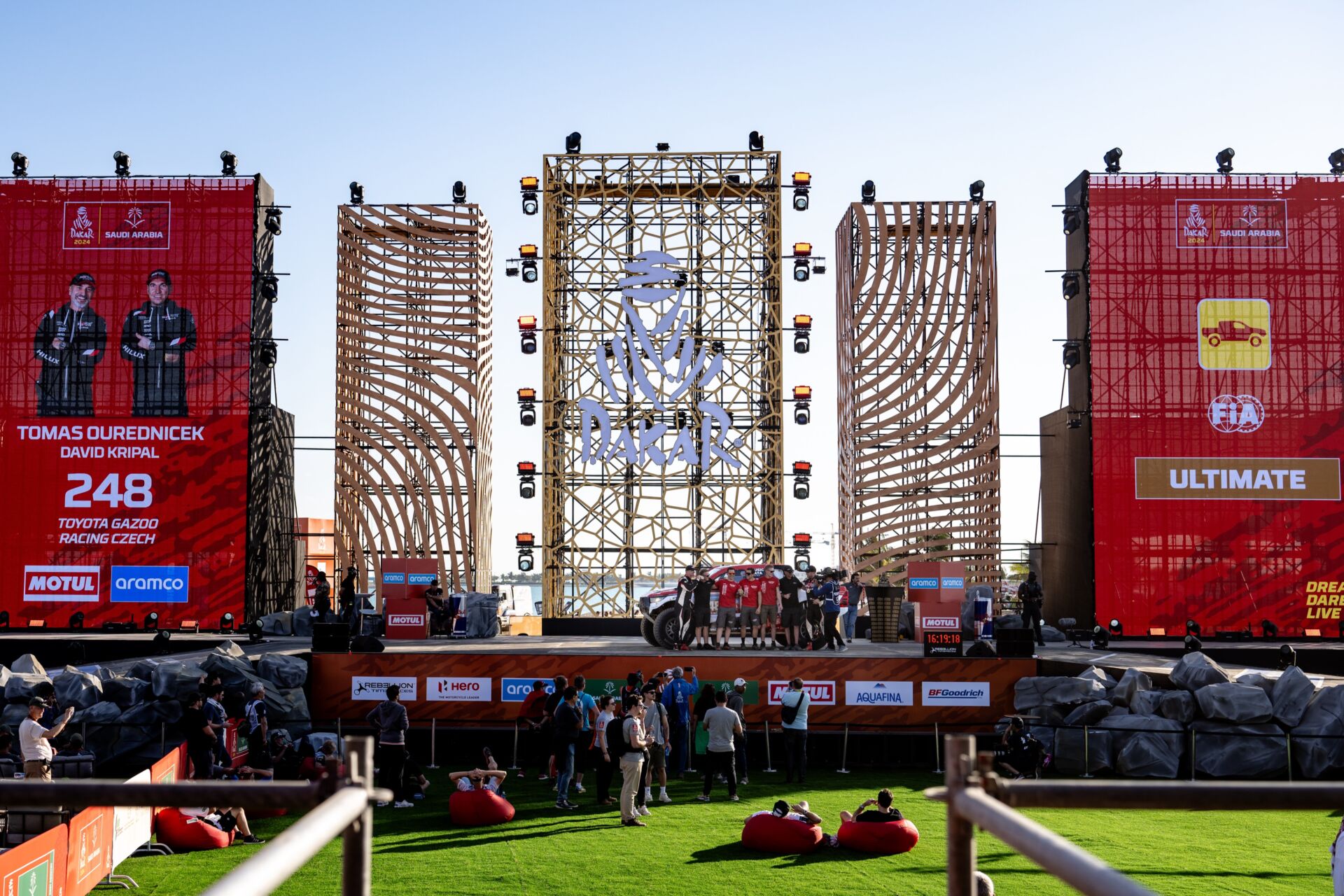 Ouředníček s Křípalem se vrátili z Rally Dakar spokojení. Vzdor problémům a zdrcující penalizaci. Opět prověřili své motto „Nikdy to nevzdám“ Ouředníček s Křípalem se vrátili z Rally Dakar spokojení. Vzdor problémům a zdrcující penalizaci. Opět prověřili své motto „Nikdy to nevzdám“