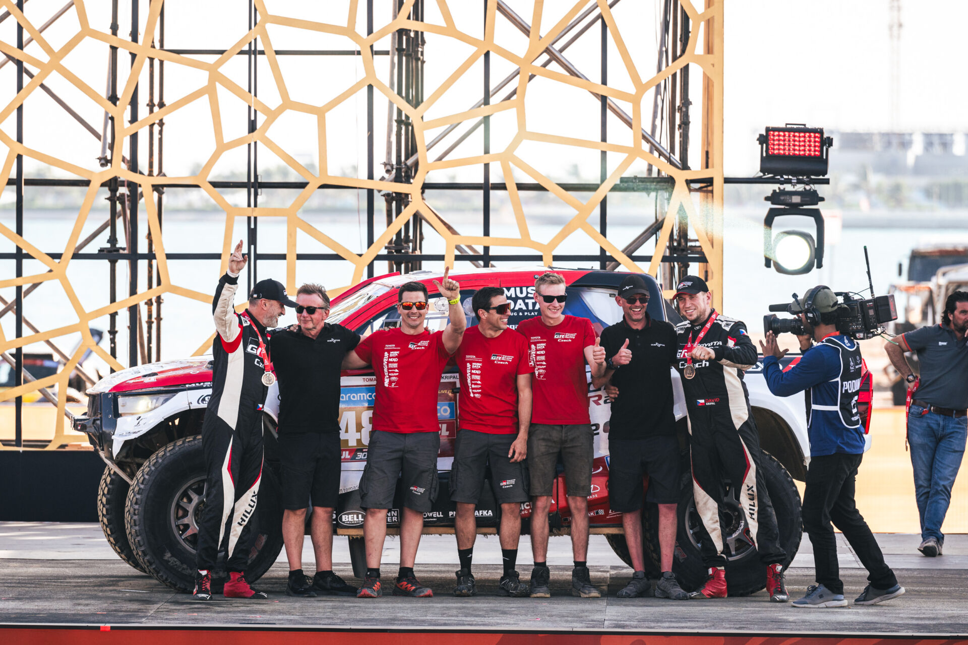 Ouředníček s Křípalem se vrátili z Rally Dakar spokojení. Vzdor problémům a zdrcující penalizaci. Opět prověřili své motto „Nikdy to nevzdám“ Ouředníček s Křípalem se vrátili z Rally Dakar spokojení. Vzdor problémům a zdrcující penalizaci. Opět prověřili své motto „Nikdy to nevzdám“