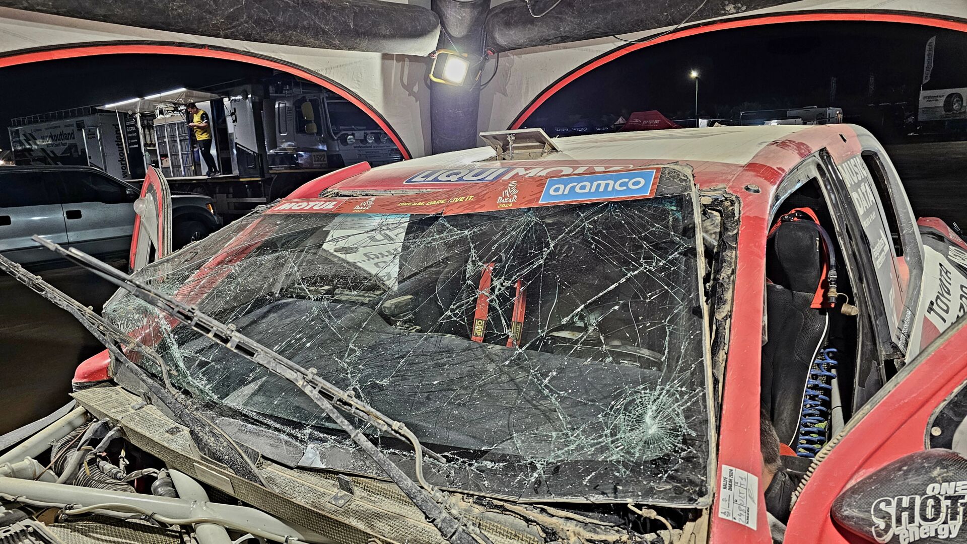 Ouředníček s Křípalem se vrátili z Rally Dakar spokojení. Vzdor problémům a zdrcující penalizaci. Opět prověřili své motto „Nikdy to nevzdám“ Ouředníček s Křípalem se vrátili z Rally Dakar spokojení. Vzdor problémům a zdrcující penalizaci. Opět prověřili své motto „Nikdy to nevzdám“