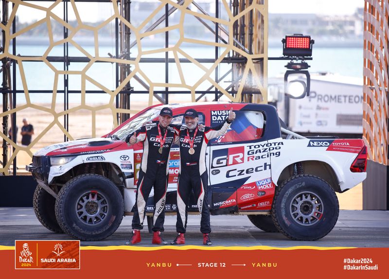 Ouředníček s Křípalem se vrátili z Rally Dakar spokojení. Vzdor problémům a zdrcující penalizaci. Opět prověřili své motto „Nikdy to nevzdám“ Ouředníček s Křípalem se vrátili z Rally Dakar spokojení. Vzdor problémům a zdrcující penalizaci. Opět prověřili své motto „Nikdy to nevzdám“