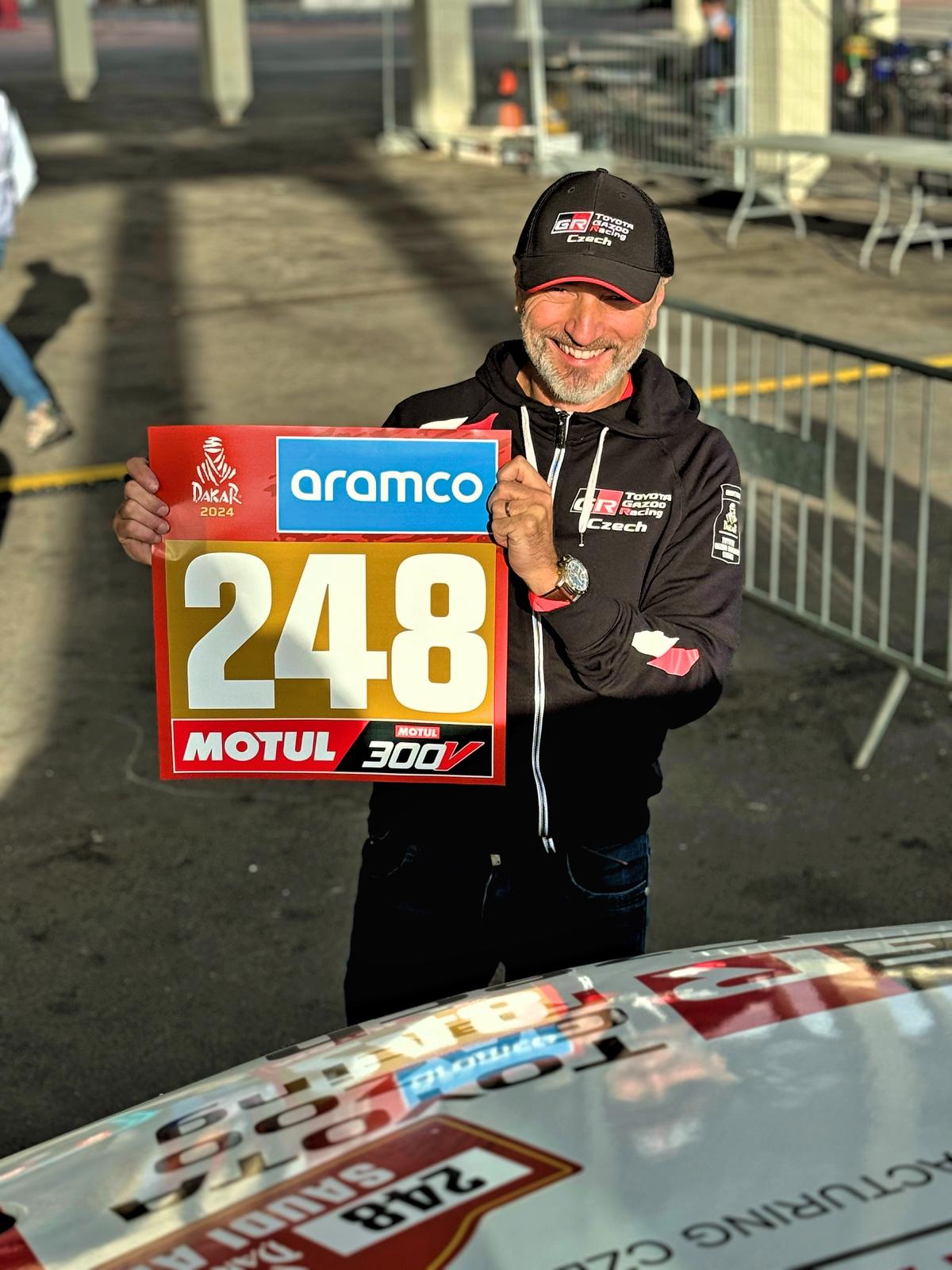 Na Rallye Dakar 2024 pod startovním číslem 248 Na Rallye Dakar 2024 pod startovním číslem 248