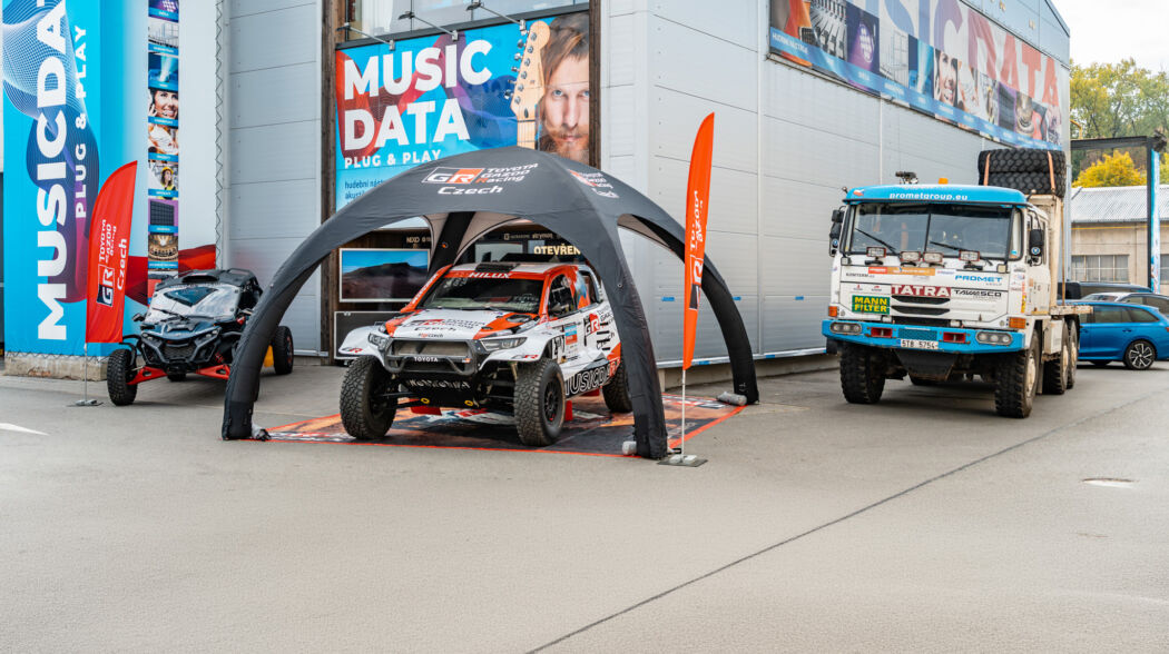 Africa Eco Race ve Velkém Meziříčí přilákala přední česká média i významné osobnosti motorsportu